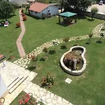 Linet Garden Pensión 4*