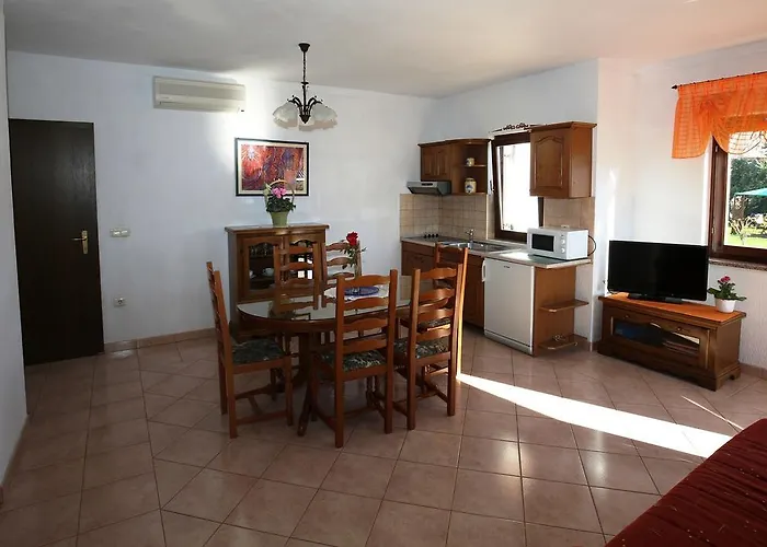 Konukevi Linet Garden Funtana