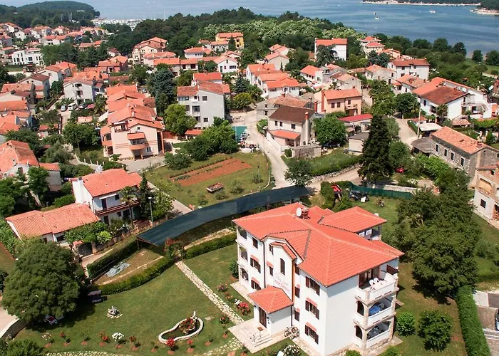 Villa Linet Garden 4*